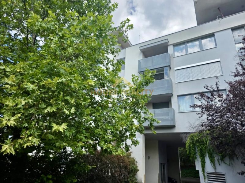 Novostavba 1 izbový byt, Sklenárska cesta, Bratislava I. Staré Mesto - Bytový dom obklopený stromami na ulici Sklenárska v Bratislave - Starom Meste.