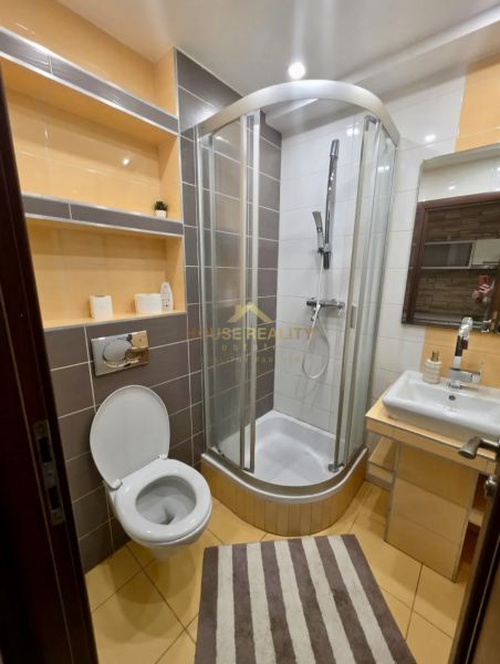 Novostavba 1 izbový byt, Sklenárska cesta, Bratislava I. Staré Mesto - Kúpeľňa s toaletou, sprchovacím kútom, umývadlom a poličkami v 1-izbovom byte.