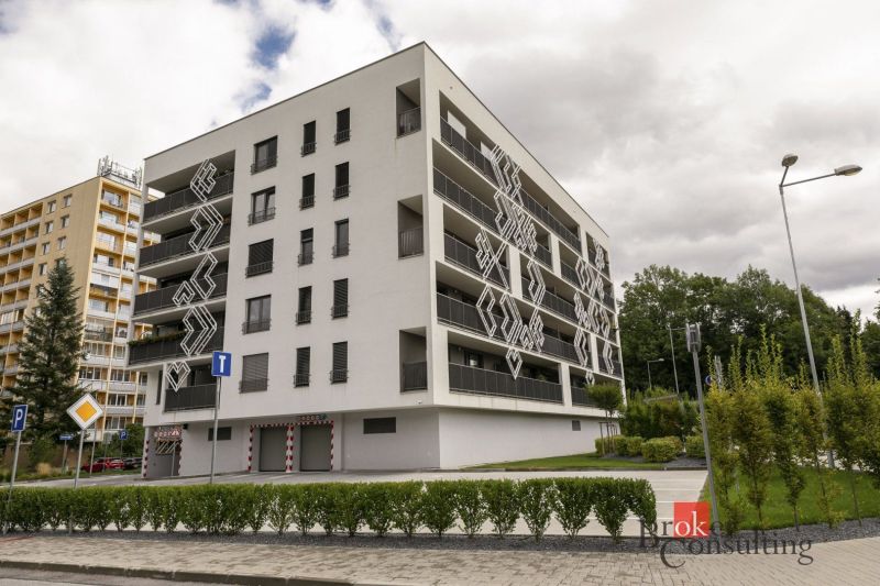 Na predaj luxusný 2-izbový byt, výnimočná terasa pre náročných - Budova na Severnej ulici v Banskej Bystrici s balkónmi a okrasnými plotmi.