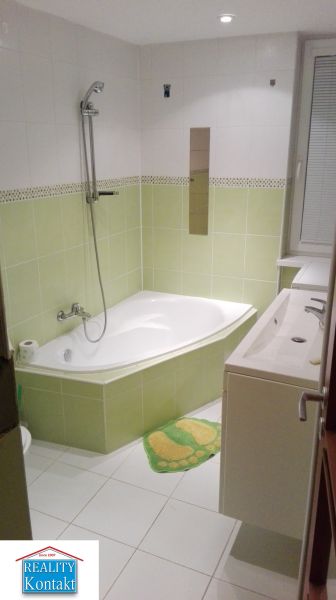 Na prenájom 3-izbový byt so záhradkou v Nových Zámkoch - Kúpeľňa s rohovou vaňou a zelenými obkladmi v 3-izbovom byte.