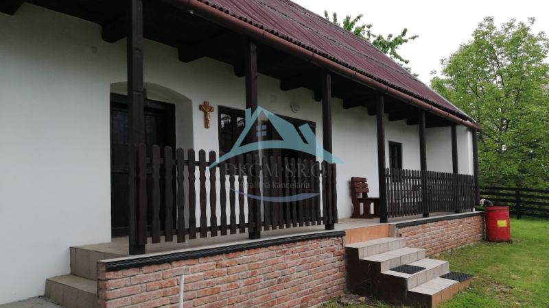 Dva vidiecke domy na pozemku 1,6ha D. Strehová (Prieloh), V. Krtíš. - Rodinný dom s terasou, dreveným plotom a cihlovým základom v prírodnom prostredí.