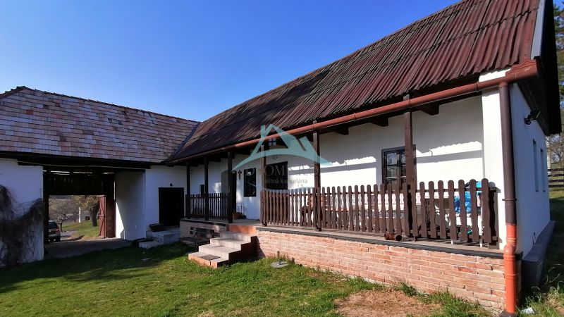 Dva vidiecke domy na pozemku 1,6ha D. Strehová (Prieloh), V. Krtíš. - Rodinný dom s verandou, drevenými trámami, tehlovým základom a veľkou trávnatou záhradou.