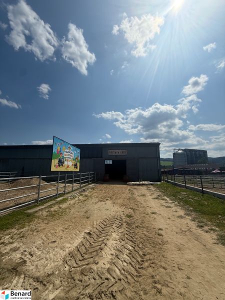 Plechová Hala na predaj Hniezdne - V Hniezdnom budova s halou na výstavu koní v slnečný deň.