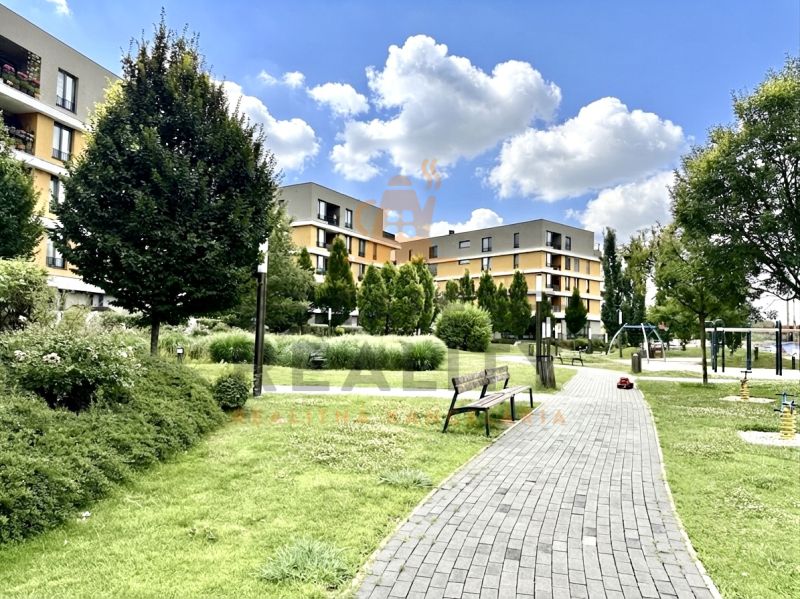 Na predaj, 3 izbový byt 71 m2, s loggiou, Bratislava, Nový Ružinov - Bytový komplex s parkom a ihriskom na Bajkalskej v Bratislave, Ružinove, obklopený zeleňou.