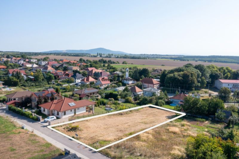 NA PREDAJ Pozemok - Párovské Háje - Pozemok na bývanie v Párovských hájoch so zástavbou rodinných domov v okolí.