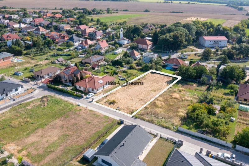 NA PREDAJ Pozemok - Párovské Háje - Pohľad na pozemok pre bývanie v Párovských hájoch, v pokojnom vidieckom prostredí.