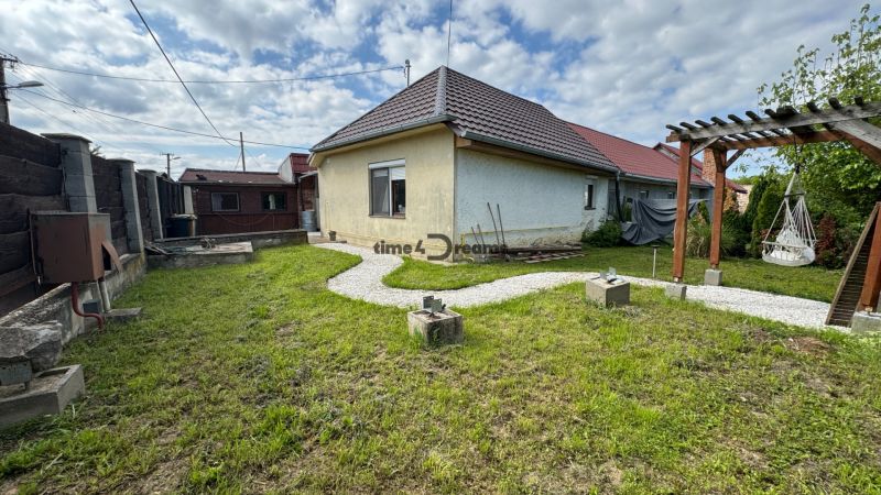 NA PREDAJ rodinný dom vo Svätoplukove - Záhrada pri rodinnom dome v Svätoplukove s chodníkom a hojdačkou.