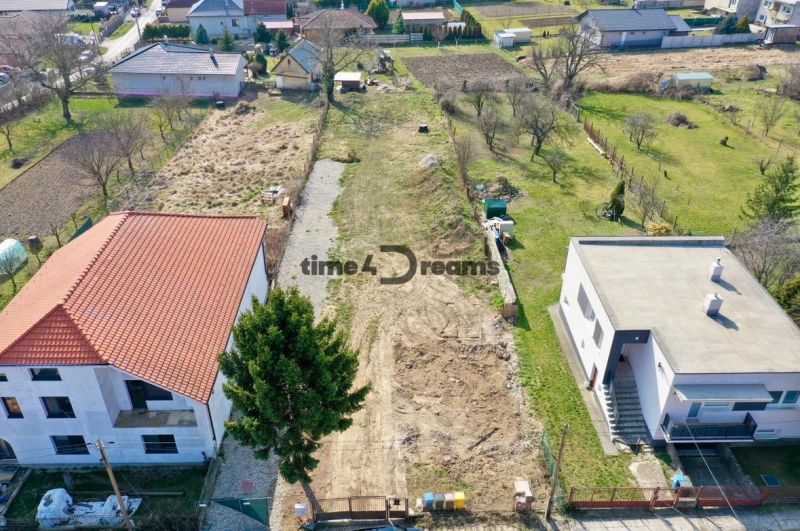 NA PREDAJ Pozemok Zbehy - Andač - Stavebný pozemok v Andači pre bývanie s prístupovými cestami a okolím.