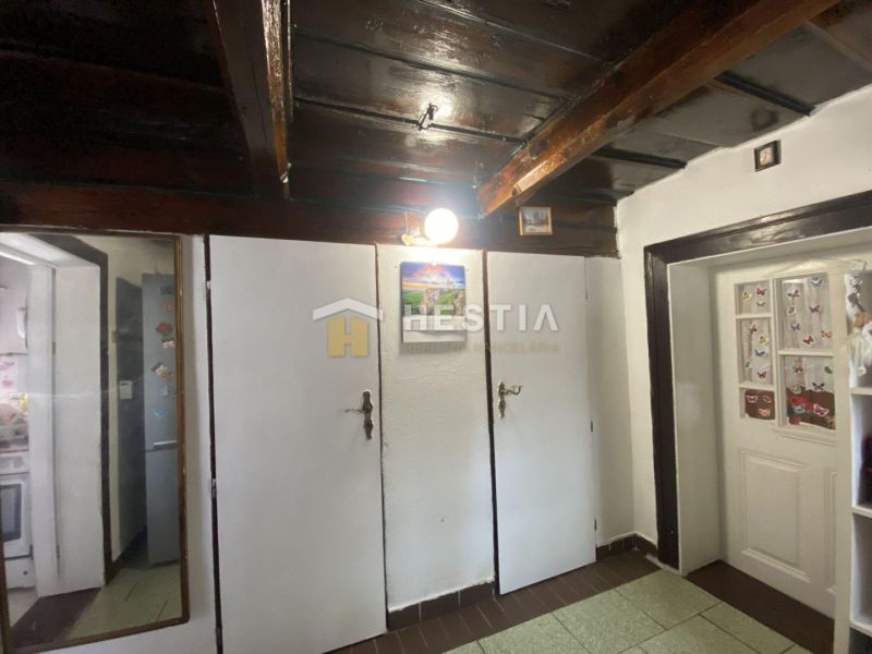 NA PREDAJ rodinný dom, tichá lokalita, Borský Mikuláš - Chodba rodinného domu s dreveným obložením stropu a bielymi dverami.