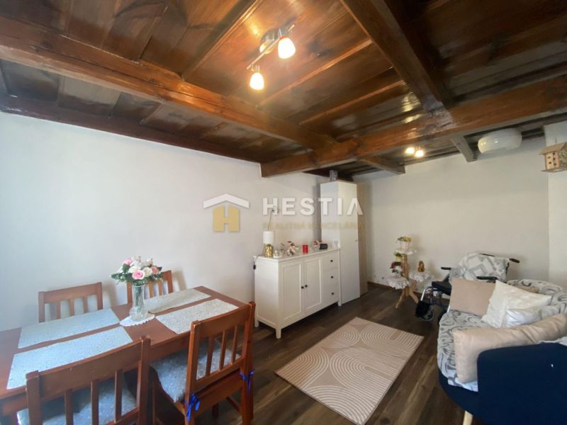 NA PREDAJ rodinný dom, tichá lokalita, Borský Mikuláš - Obývacia izba v rodinnom dome s nábytkom a podlahou s dreveným dekorom.