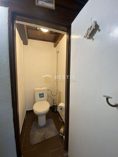 NA PREDAJ rodinný dom, tichá lokalita, Borský Mikuláš - Toaleta v rodinnom dome s tmavou dlažbou a bielymi stenami.