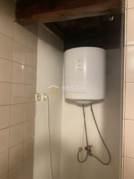 NA PREDAJ rodinný dom, tichá lokalita, Borský Mikuláš - Bojler v rodinnom dome s keramickými obkladačkami na stene.