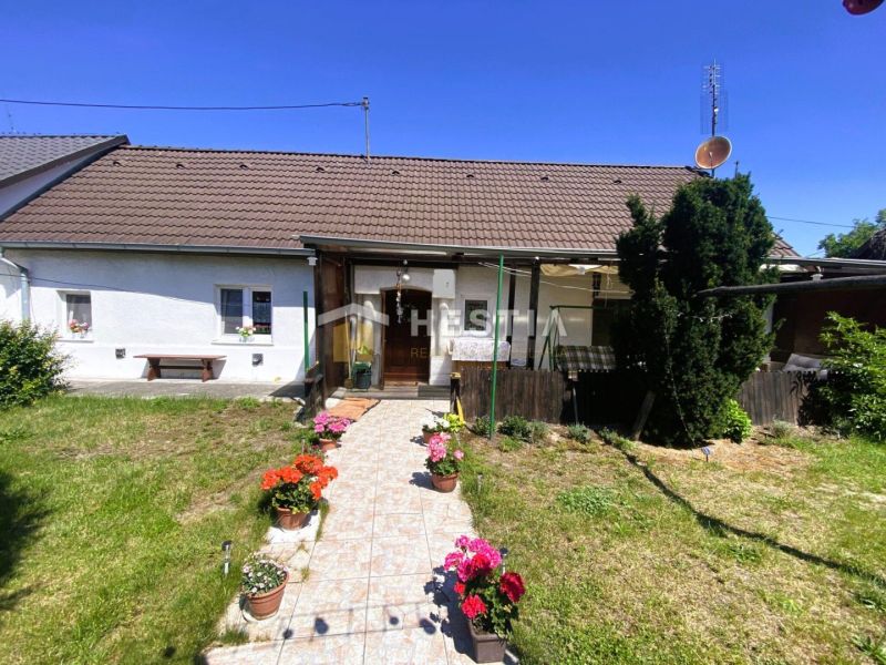 NA PREDAJ rodinný dom, tichá lokalita, Borský Mikuláš - Rodinný dom v Borskom Mikuláši so záhradou a kvetmi v kvetináčoch pred verandou.