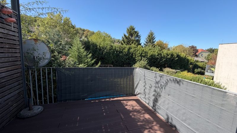 3-izbový zariadený byt s veľkou terasou pri lese, Wolfsthal - Balkón 3-izbového bytu vo Wolfsthale s výhľadom na zeleň a satelitnou anténou.
