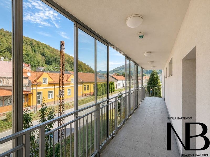 Na predaj 3i byt s 2 balkónmi a parkovaním v Trenčianskych Tepliciach - Zasklený balkón v Trenčianskych Tepliciach na ulici Gen. M. R. Štefánika, okolité domy.