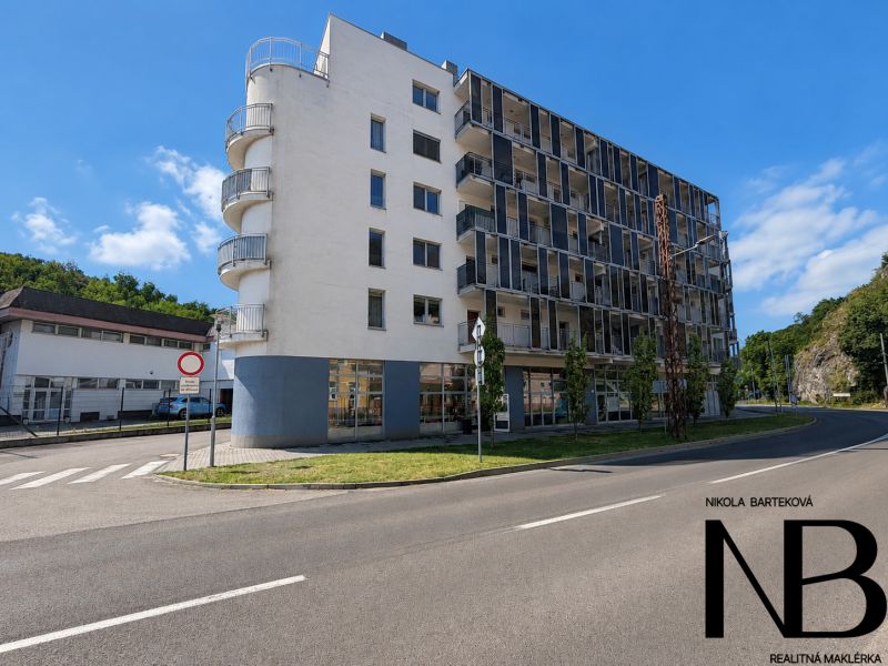 Na predaj 3i byt s 2 balkónmi a parkovaním v Trenčianskych Tepliciach - Bytový dom na Gen. M. R. Štefánika v Trenčianskych Tepliciach so sklenenými balkónmi a zeleňou.