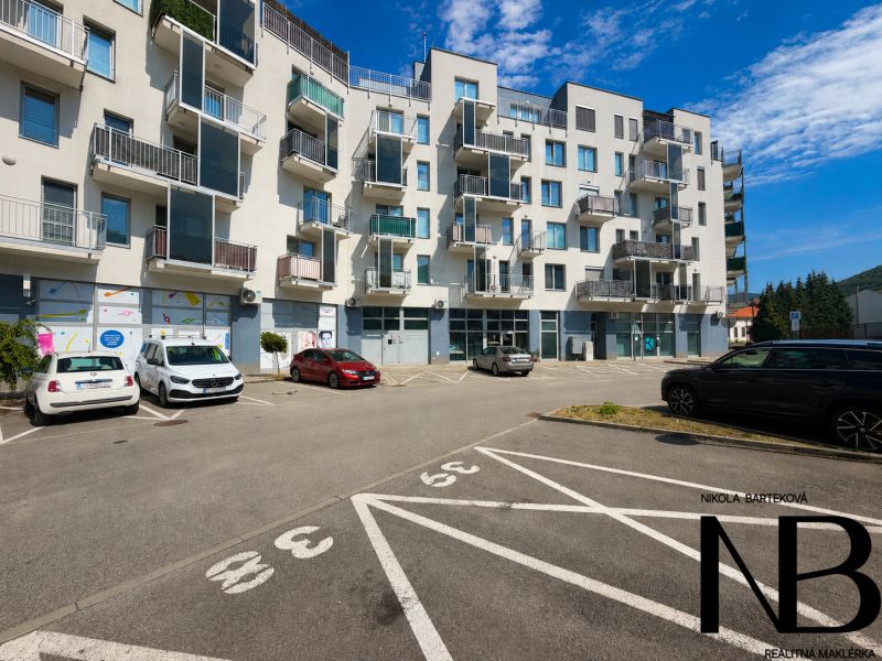 Na predaj 3i byt s 2 balkónmi a parkovaním v Trenčianskych Tepliciach - Bytový dom s parkoviskom na ulici Gen. M. R. Štefánika v Trenčianskych Tepliciach.