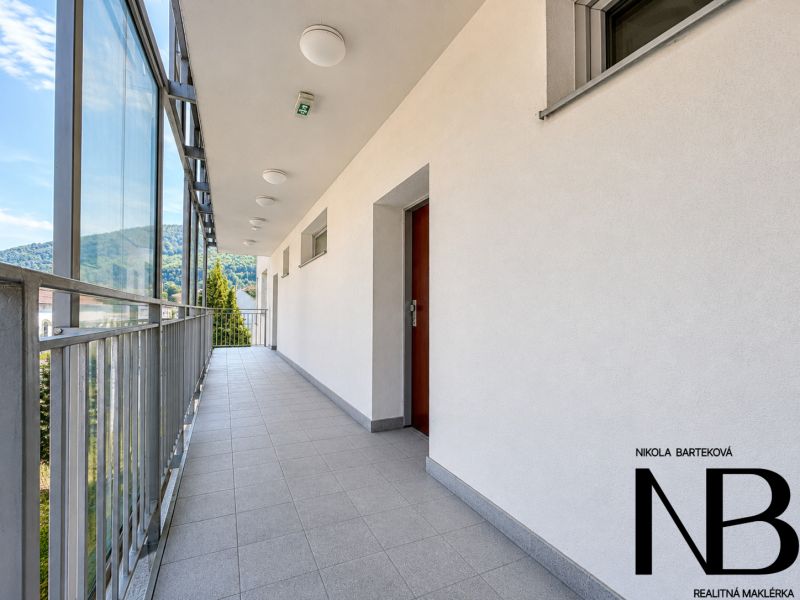 Na predaj 3i byt s 2 balkónmi a parkovaním v Trenčianskych Tepliciach - Exteriérová chodba 3-izbového bytu na ulici Gen. M. R. Štefánika v Trenčianskych Tepliciach.