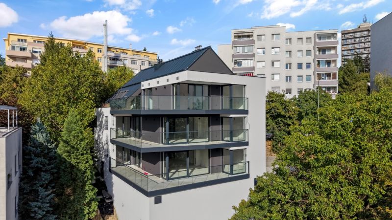 I PREDAJ Výnimočný 5izb. byt s veľkorysou terasou,Staré Mesto - Budova s presklenými balkónmi v Bartókovej ulici v Bratislave - Staré Mesto.