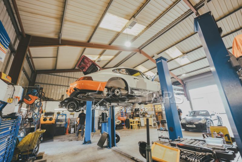 PRENÁJOM – KOMPLETNE VYBAVENÝ AUTOSERVIS S DLHOROČNOU HISTÓRIOU - Auto servis s dvoma zdvihákmi, vozidlami a náradím v priestore zvláštnych nehnuteľností.