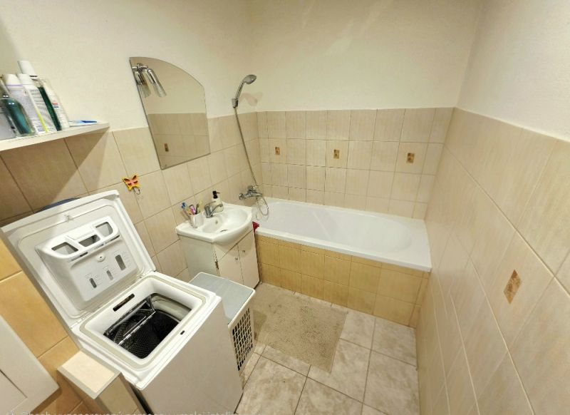 4 izbový byt Bánovce nad Bebravou /CENTRUM - STRED / 80 m2/ PIVNICA - Kúpeľňa so sporákovou práčkou, vaňou a umývadlom v 4-izbovom byte.