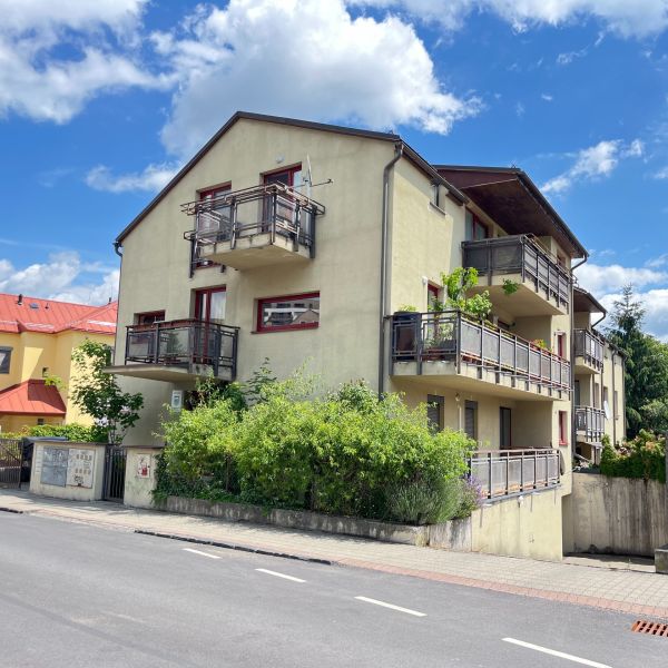 BÝVANIE V CENTRE MESTA: 3-IZBOVÝ BYT S LODŽIOU, TERASOU A GARÁŽOVÝM ST - Budova s balkónmi na Kollárovej ulici v Banskej Bystrici, 3-izbový byt.