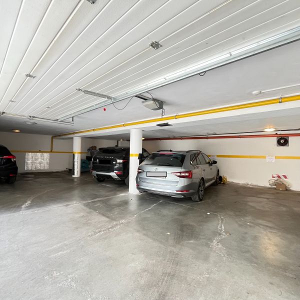 BÝVANIE V CENTRE MESTA: 3-IZBOVÝ BYT S LODŽIOU, TERASOU A GARÁŽOVÝM ST - Podzemná garáž s tromi parkovacími miestami, časť 3-izbového bytu.