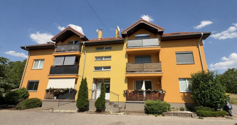 ÚTULNÝ 3-IZBOVÝ BYT V POKOJNOM PROSTREDÍ, LEN KÚSOK OD NITRY - 3-izbový byt s balkónom v tehlovom dome vo Veľkom Lapáši.