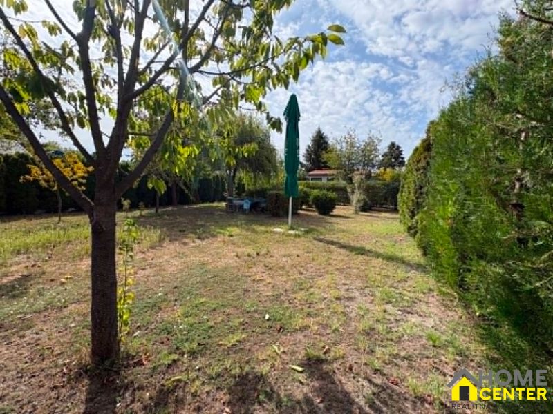 NA PREDAJ záhrada /480 m2/v mestskej časti Nová Osada, Komárno - Pekná záhradná plocha v Komárne so zeleňou a stromami, ideálna na relax.