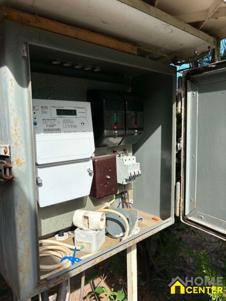 NA PREDAJ záhrada /480 m2/v mestskej časti Nová Osada, Komárno - Elektrická rozvodná skriňa v záhrade v Komárne s meračom spotreby energie.