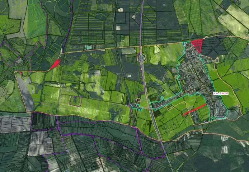 Závod – 630 m2 ORNÁ PÔDA a LESY v pozemkových úpravách - Letecký pohľad na poľnohospodárske a lesné pozemky v obci Závod s cestnou infraštruktúrou.