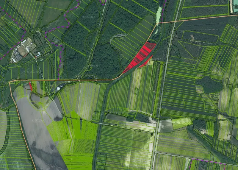 Závod – 630 m2 ORNÁ PÔDA a LESY v pozemkových úpravách - Letecký pohľad na poľnohospodárske a lesné pozemky v okolí Závodu s označenými parcelami.