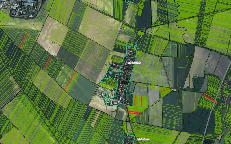 Pečeňady – 2.350 m2 ORNÁ PÔDA - Letecký pohľad na poľnohospodárske a lesné pozemky v okolí Pečeňady.
