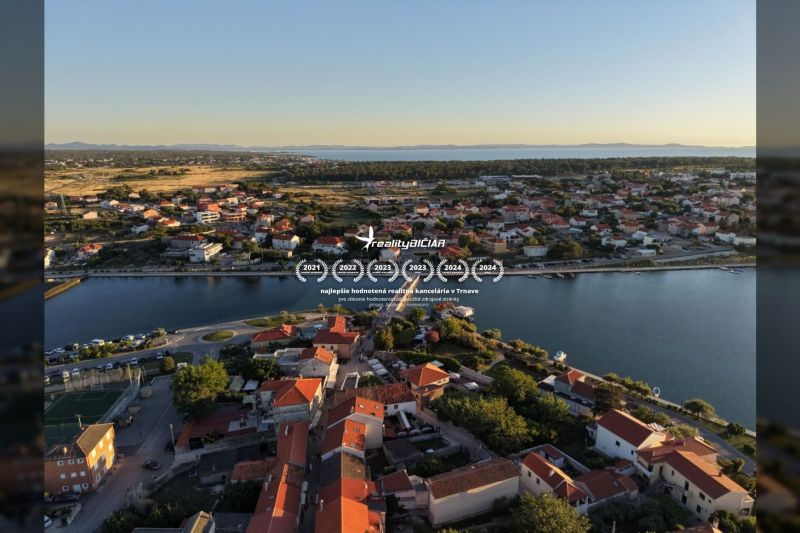 Nin – luxusné apartmány v novom projekte s bazénom - Letecký pohľad na mesto Nin s vilami pozdĺž pobrežia a panorámou mora.