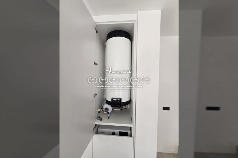 Nin – luxusné apartmány v novom projekte s bazénom - Boiler v skrinke vo Vile, biela stena, jednoduchý interiér.