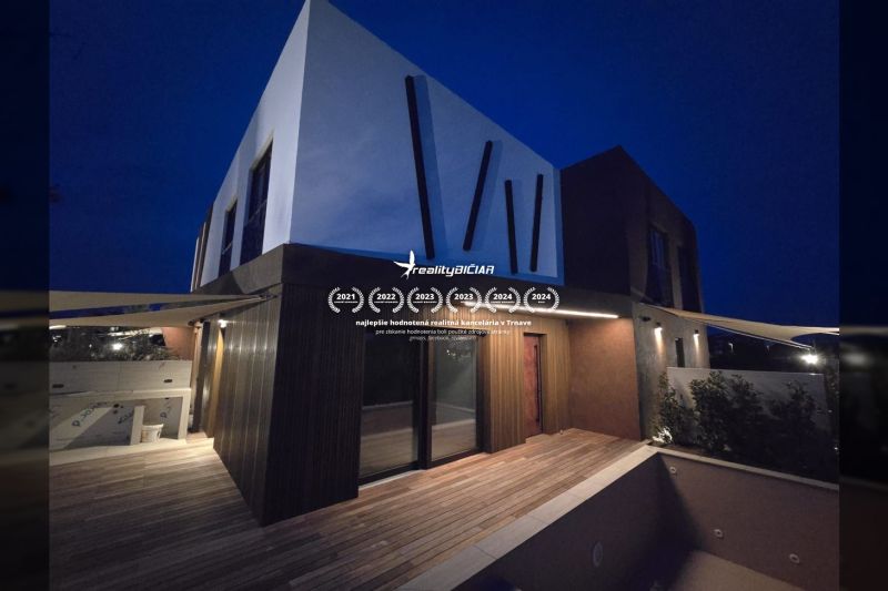 Nin – luxusné apartmány v novom projekte s bazénom - Vila v Ninu s modernou architektúrou a podlahou s dreveným dekorom.