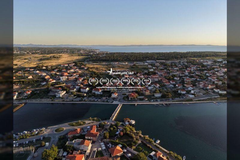 Nin – luxusné apartmány v novom projekte s bazénom - Letecký pohľad na pobrežie a mesto Nin s výhľadom na more a prístav.