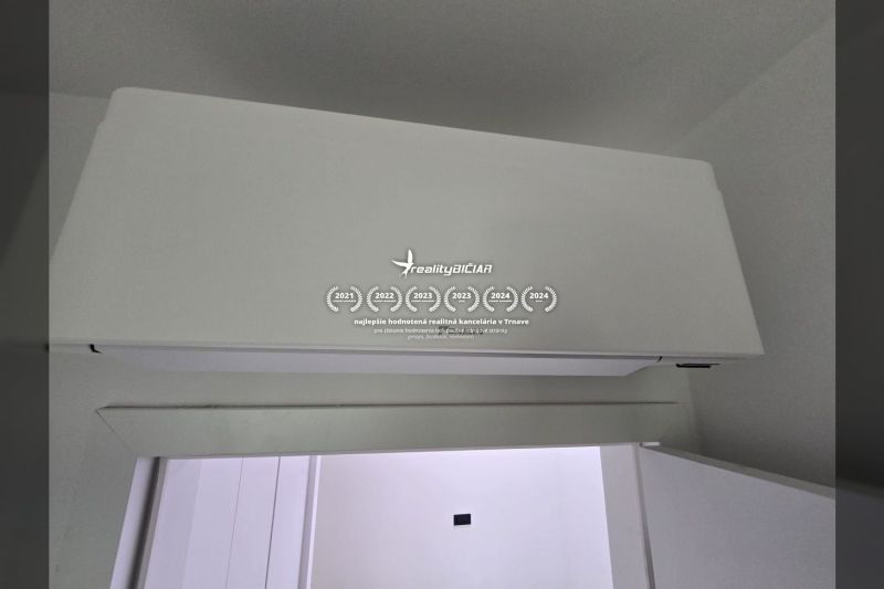 Nin – luxusné apartmány v novom projekte s bazénom - Klimatizácia na stene v interiéri Vily s bielym dizajnom a hladkým povrchom.