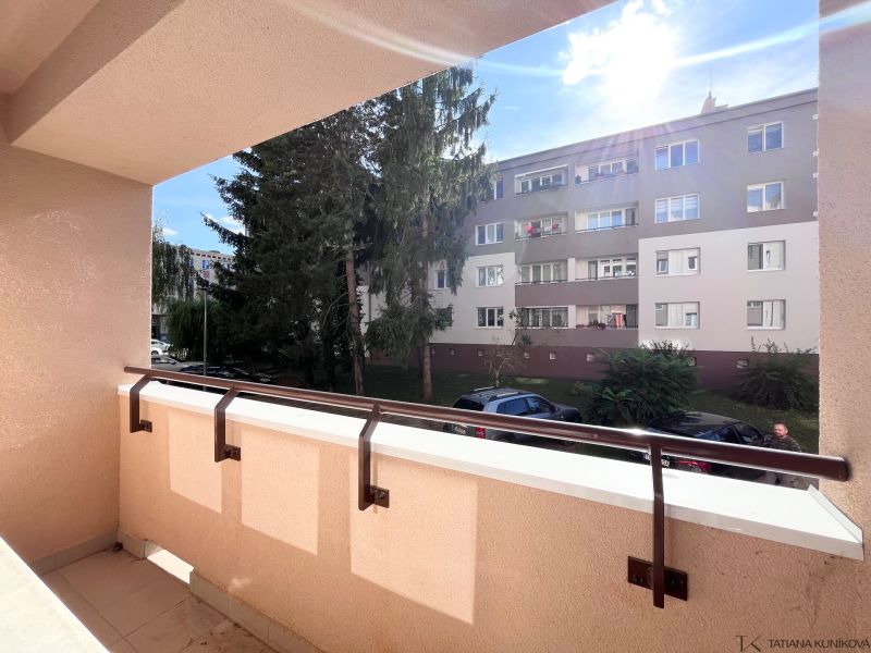 NA PRENÁJOM! Slnečný a zariadený 3i byt 68 m2, ul. Švermova, Trenčín - Balkón 3-izbového bytu na Švermovej ulici, Trenčín s výhľadom na okolitú budovu.