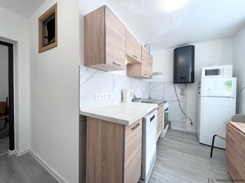 NA PRENÁJOM! Slnečný a zariadený 3i byt 68 m2, ul. Švermova, Trenčín - Kuchyňa v 3-izbovom byte s podlahou s dreveným dekorom a bielymi spotrebičmi.