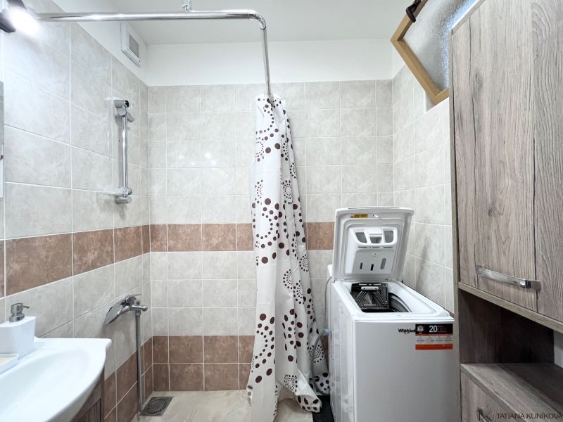 NA PRENÁJOM! Slnečný a zariadený 3i byt 68 m2, ul. Švermova, Trenčín - Kúpeľňa v 3-izbovom byte s práčkou, umývadlom a sprchovacím kútom so závesom.