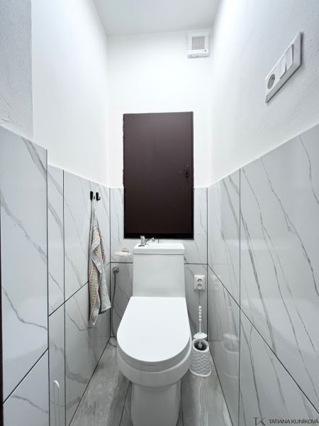 NA PRENÁJOM! Slnečný a zariadený 3i byt 68 m2, ul. Švermova, Trenčín - WC v 3-izbovom byte s mramorovým obkladom a bielou sanitou.