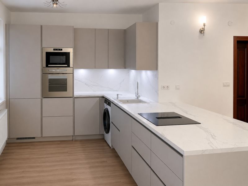 Priestranný a kvalitne zariadený 3-izbový byt – Bratislava, Petržalka - Kuchyňa v 3-izbovom byte s podlahou s dreveným dekorom a modernými spotrebičmi.