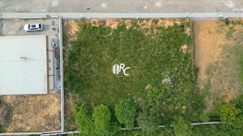 Exkluzívny stavebný pozemok vo Vrútkach | 1 201 m² - Letecký pohľad na pozemok na bývanie v Martine, vedľa priemyselnej budovy.