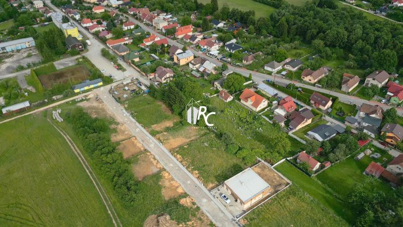 Exkluzívny stavebný pozemok vo Vrútkach | 1 201 m² - Letecký pohľad na pozemky na bývanie v Martine s viditeľnou infraštruktúrou a zeleňou.