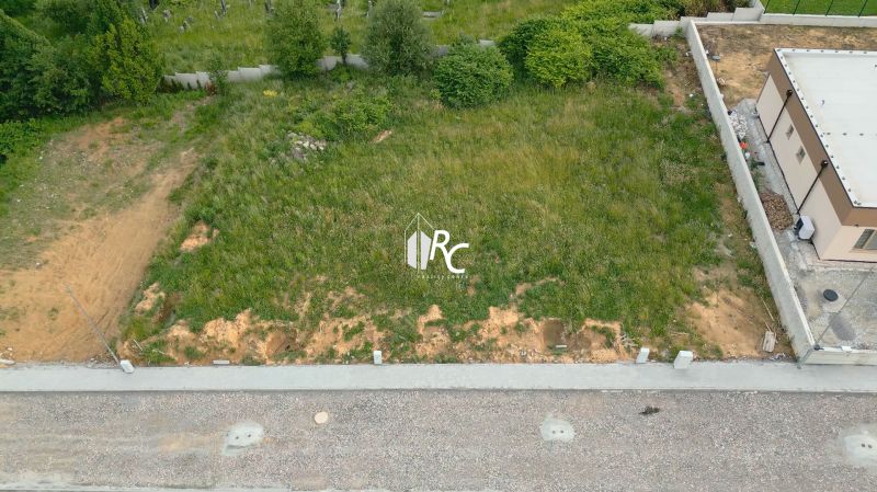 Exkluzívny stavebný pozemok vo Vrútkach | 1 201 m² - Pozemok - bývanie v Martine s trávou a priľahlou cestou, ideálny na výstavbu.