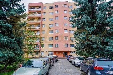 3-izb. byt, Nobelova ul., Nové Mesto, balkón, 5.p./7 - Bytový dom na Nobelovej ulici v Bratislave - Novom Meste, pred ním zaparkované autá.