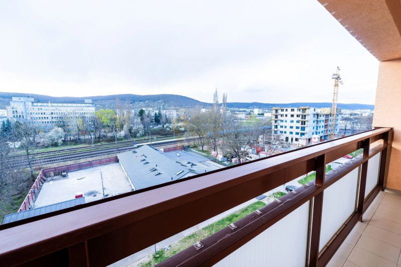 3-izb. byt, Nobelova ul., Nové Mesto, balkón, 5.p./7 - Výhľad z balkóna 3-izbového bytu na Nobelovej ulici, Bratislava - Nové Mesto.