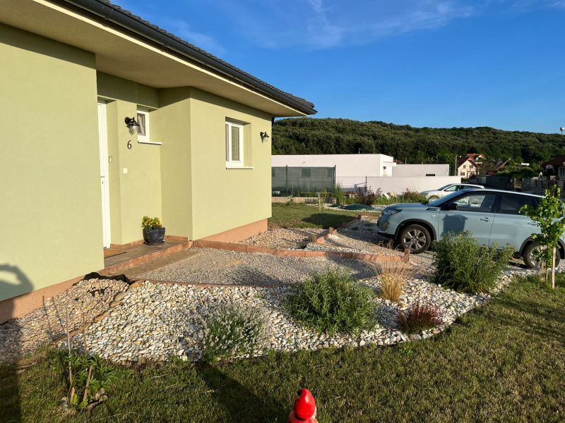 Novostavba 5 izbového rodinného domu v Jarku - Rodinný dom v Jarku s parkoviskom a úhľadnou záhradou na slnečnej strane.