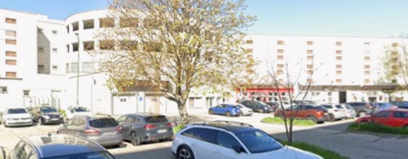 Garáž na ul. Pečnianska, Petržalka - Parkovisko pred bytovými domami na Pečnianskej ulici v Bratislave - Petržalke.